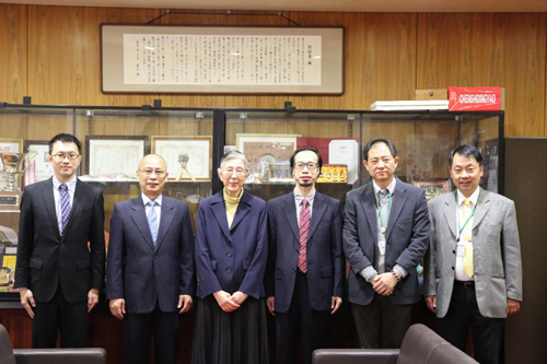 日本福山大學校長松田文子,國際中心副主任許霽與考察團合影11月8日