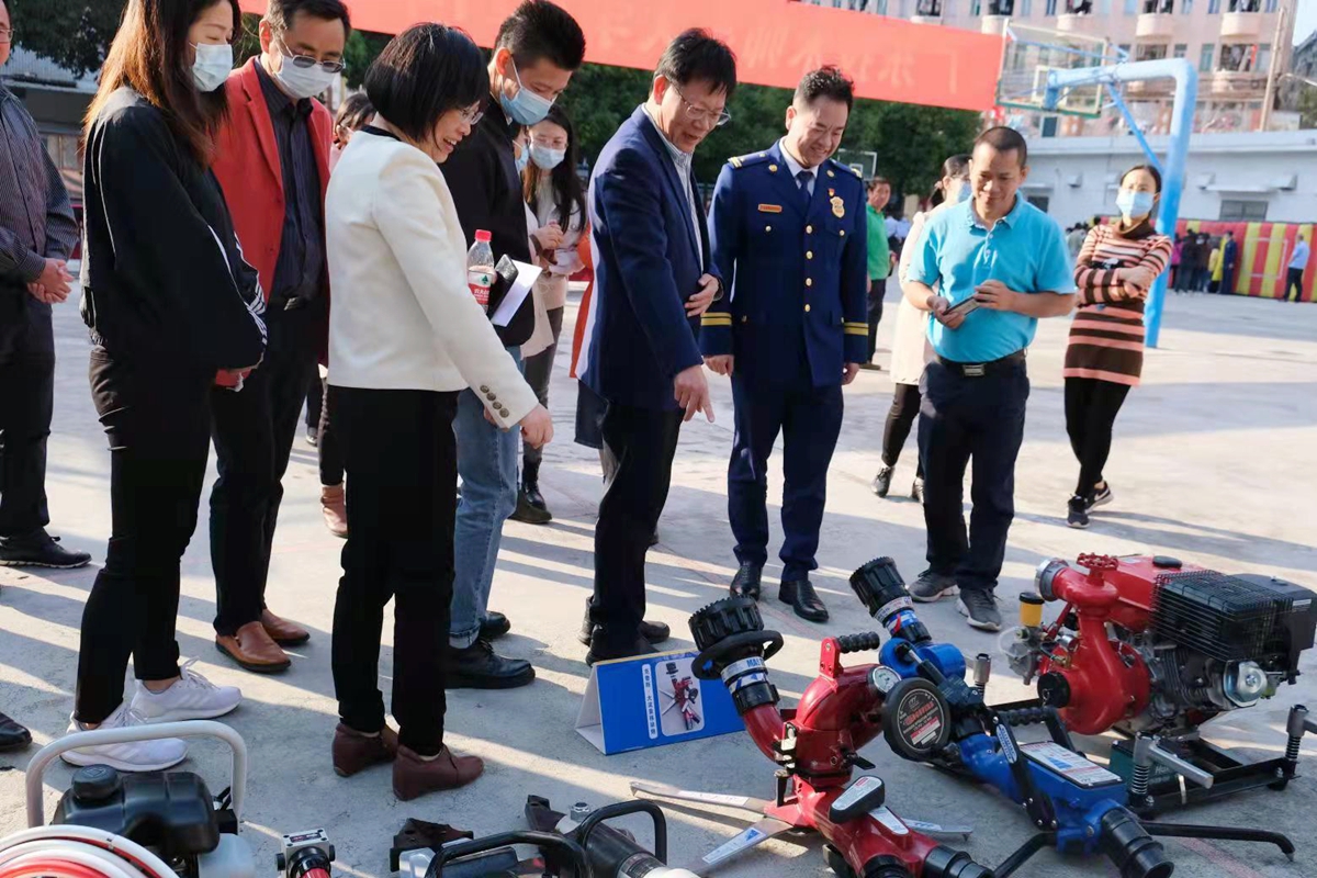 学校党委书记凌靖波,天河区消防应急救援大队李仕龙大队长,副大队长郭